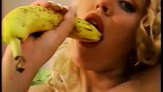 Seksi piliç mutfakta çıplak mastürbasyon yapıyor ve amcığını muzla sikiyor