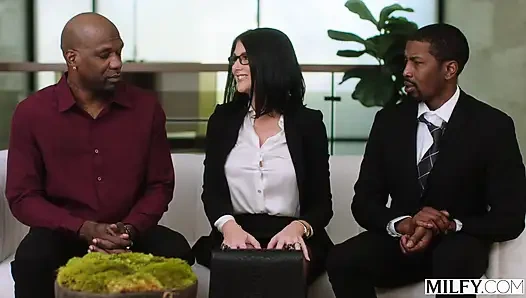 Orta yaşlı seksi kadın büyük zenci aç patron bayan Sienna Rae istekli çırağı tarafından sikiliyor