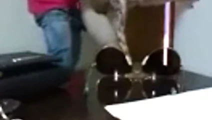 İş arkadaşları öğle tatilinde sevişiyor