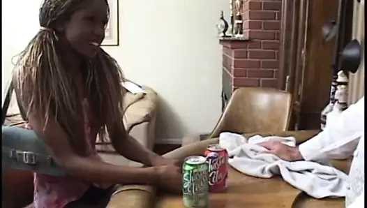 seksi siyah kız aynı anda &amp; anal iki musluklar emme