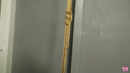 Köle Mila yarı esaret süspansiyonunda bacakları açıkken birden fazla orgazma katlıyor