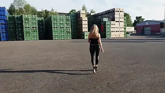 Бабушка гуляет на улице в чёрных леггинсах