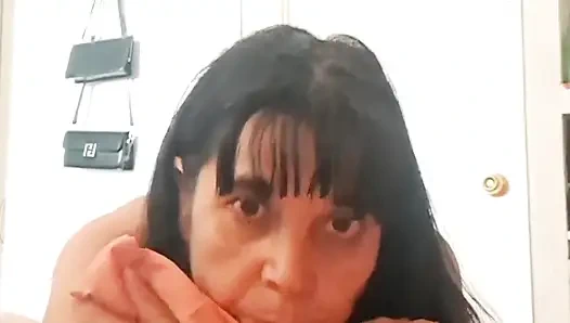 Anne dört ayak üstünde yatmayı bekliyor