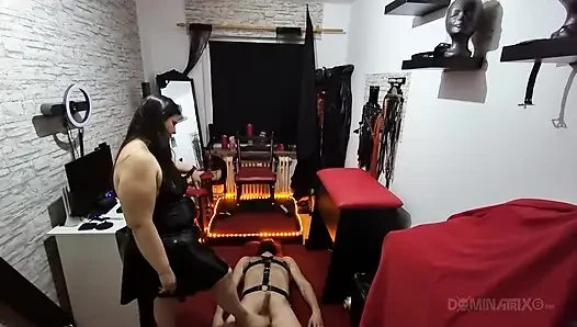 Fışkırtma makinesi her yere fışkırtarak sikişiyor - olgun lezbiyenler patlıyor