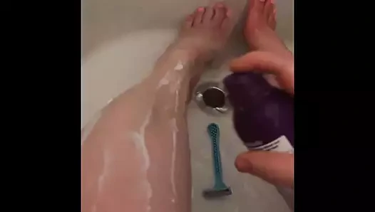 Islanıyor ve tıraş oluyor