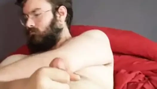 nerd barbudo cheio de porra