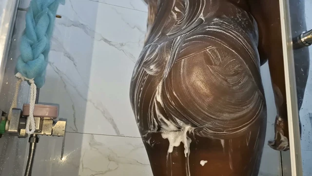 Yoğun seks hayatımızı renklendirmek için eski erkek arkadaşımla soğuk bir duş