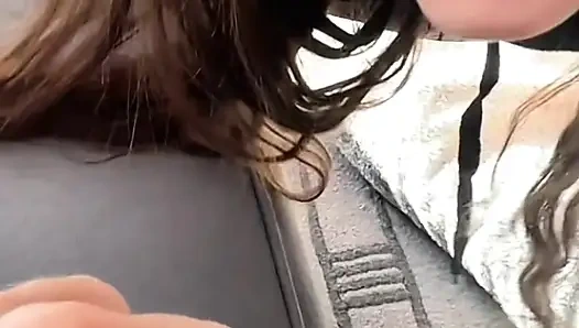 Calda teen 18+ bruna fa un pompino sciatto hardcore fino a quando il mio cazzo non riesce più a sopportare in punto di vista