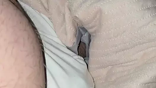 Londralı sürtük elini üvey oğlunun külotunun içine sokuyor ve mastürbasyon yapıyor