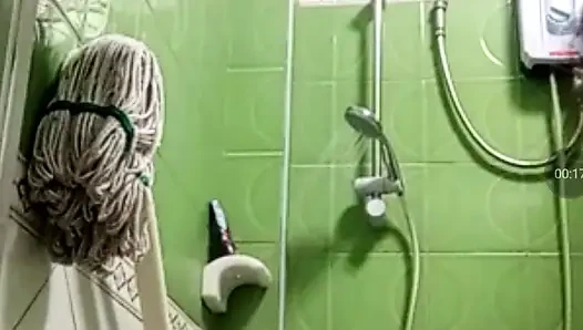 Sabah banyo yaparken götünü izliyorum