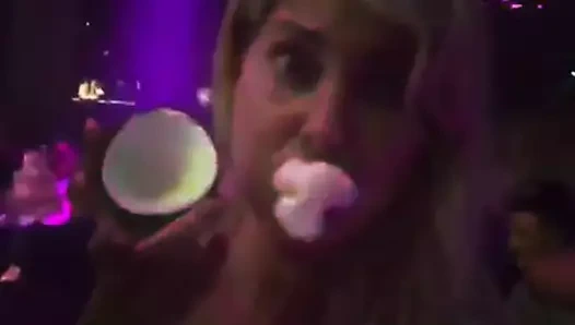 Giulia Siegel schluckt