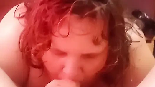 İri güzel şişman kız tarafından ateşli oral seks