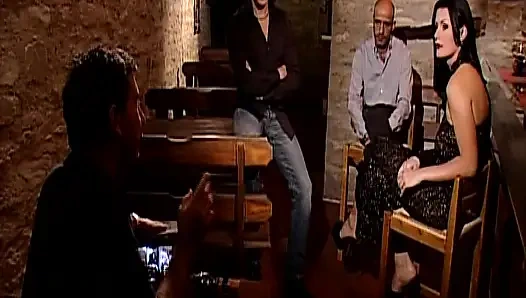 Doğal saçlı esmer Alman ateşli anne nostaljik anal seks yapıyor