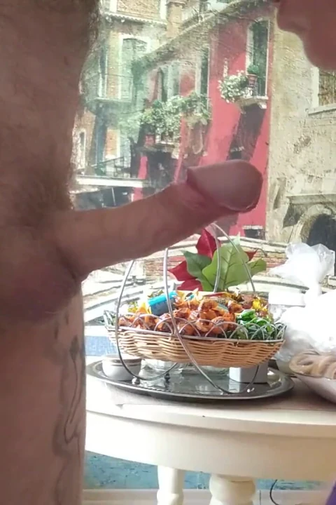 Sikimi emiyor ve ağzına boşalıyor