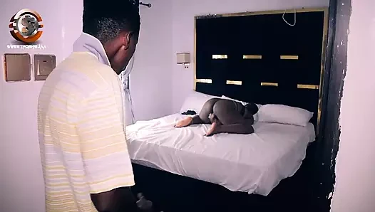 Nick üvey kız kardeşini mastürbasyon yaparken görünce sikiyor