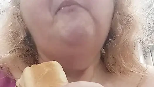 Bu büyük mağazada alışveriş yaptıktan sonra bir hotdog ye!