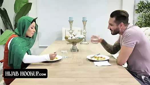 Hijab güzellik goldie glock biraz seksi iç çamaşırı istiyor