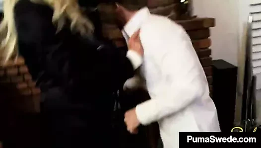 Sik emme puma İsveçli ve kelly madison şanslı bir ahbap sikişiyor!