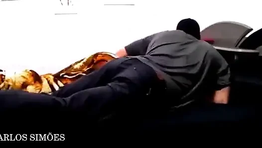 Güzel esmer iyi donanımlı bir adamla vahşi seks yapıyor