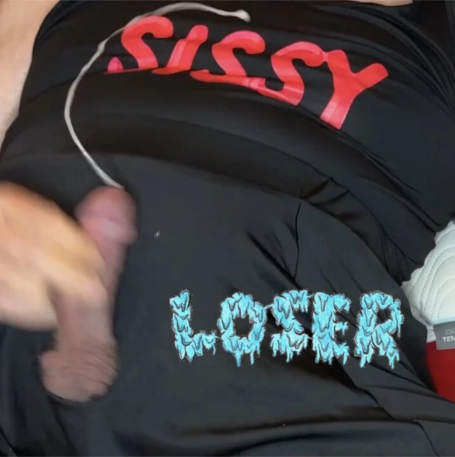 Sissy Bitch aşağılanırken mastürbasyon yapıyor ve boşalıyor