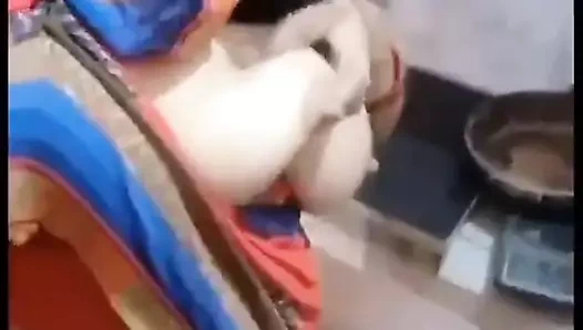 Büyük göğüsler saree yenge göğüsler gösteri hindi audio