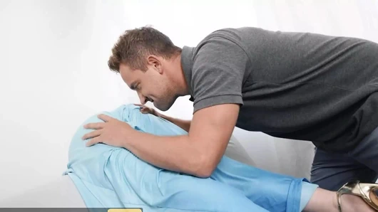 Yaramaz minibüs kız arkadaşı Alyx Star tarafından Lily Lou ile aldatırken yakalanıyor ve kısa bir süre sonra vahşi bir üçlü sekse dönüşüyor - brazzers