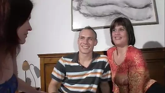 Kocasının horozunu bir Alman sürtük ile paylaşan bir ev hanımı ile üçlü sikme