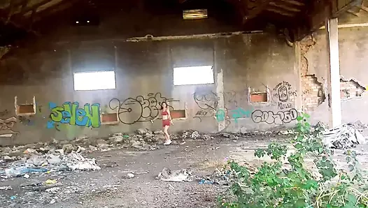 Ariel ortiz terk edilmiş bir gemide azıyor, sonra tüm elini sevimli amına sokuyor