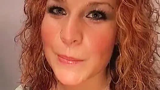 Kızıl Saçlı Sürtük Gırtlağına Kadar Alıyor, Anal Seks Yapıyor Ve Köpüklü Küvette Döl Yutuyor