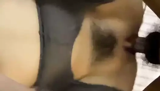 Kadın üst pozisyonunda birkaç dakika seks yaptıktan sonra yoruluyorum. uzanıp kocama izin vermek daha iyi