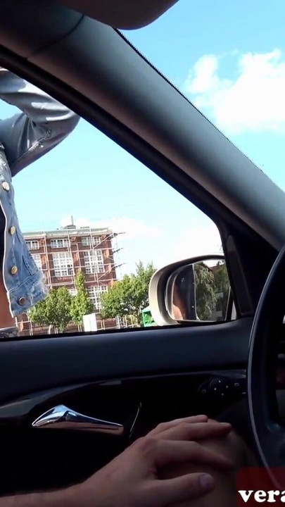 Kullanıcı, halka açık bir yerde flört uygulamasıyla bir Alman kaltağı seçiyor | Klip 1