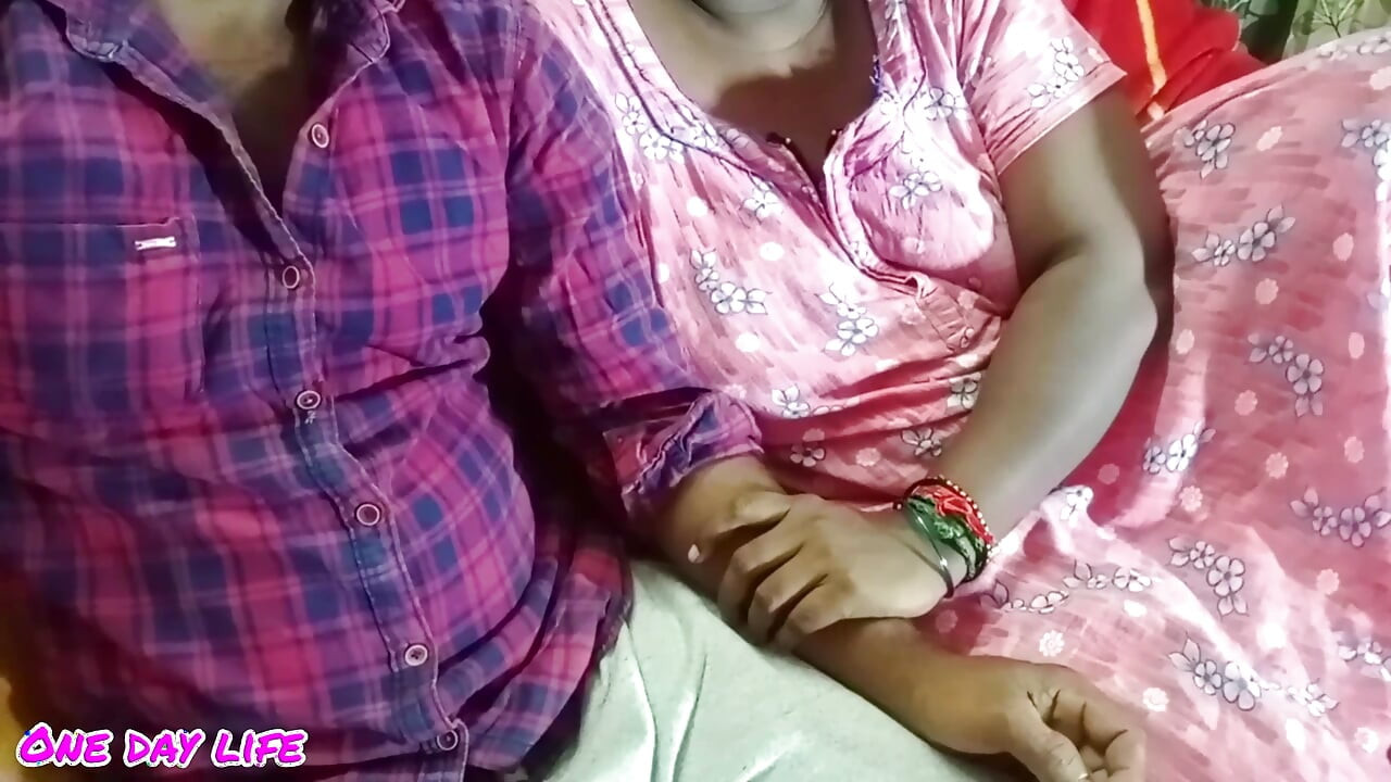 Tamil evli kadın kocasını aldatıyor ve eski erkek arkadaşıyla seks yapıyor ve aniden kocası geliyor