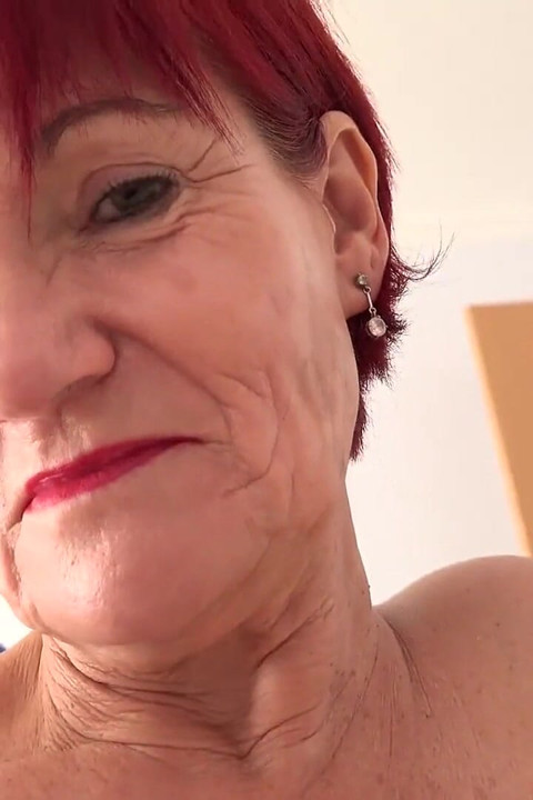 Auntjudysxxx - 64 yaşındaki teyzen Bayan Linda seni edepsiz bir dergiyle yakalıyor