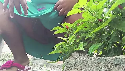 Kıllı amcıklı ateşli iri güzel kadın çalının arkasına işiyor