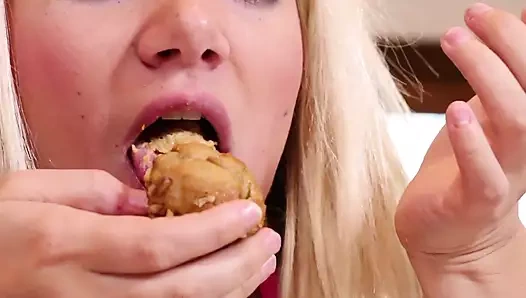 Hayden Marie ve Laela Pryce penetrasyon yapan ateşli lezbiyenler