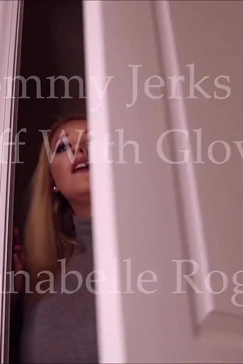 Annen eldivenlerle seni sıvazlıyor