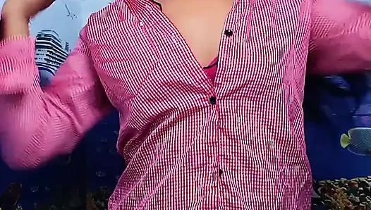 Hintli ateşli desi kız öğrenci üniformasını değiştiriyor ve mastürbasyon yapıyor. Hintli desi selfie videosu.