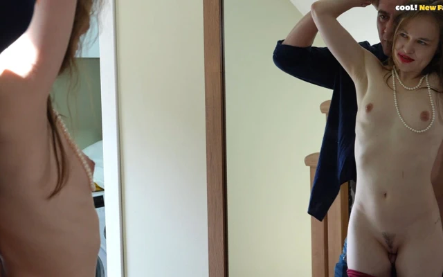 Baba, güzel miyim? Annemin kıyafetlerini denerken, üvey babamın vajinama sürtmesine ve benimkini ağzımdan sikmesine izin verdim!