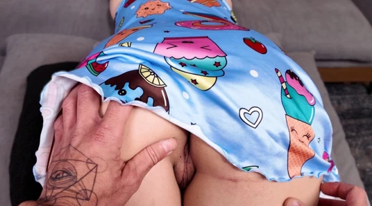 HAYIR!! Amcığımı ov ama içine boşalma! Masum üvey kızın içine boşalıyor yakın çekim!