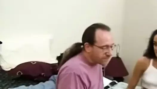 Etnik amatör iğne yapmak üzerinde memeler tarafından yaşlı adam