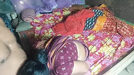 Baldız kayınbiraderi penisini tuttu ve amına soktu.