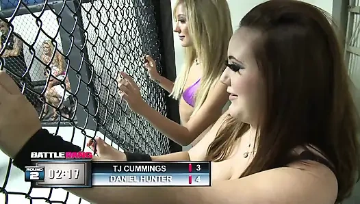 Büyük götlü sarışın kutu kazananını götü ve amcığıyla sikmeyi seviyor