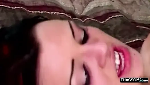 Sıska esmer kadın sırılsıklam parmaklama çılgınlığı içinde genişliyor