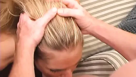 Seksi sarışın büyük bir yarağı ağzına saksoyla boşaltıyor
