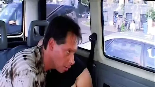 Yaşlı ve azgın Alman bayan amını sert siktiriyor