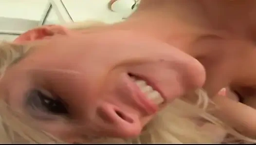 Ateşli ve genç kızıl şeytan anal seviyor