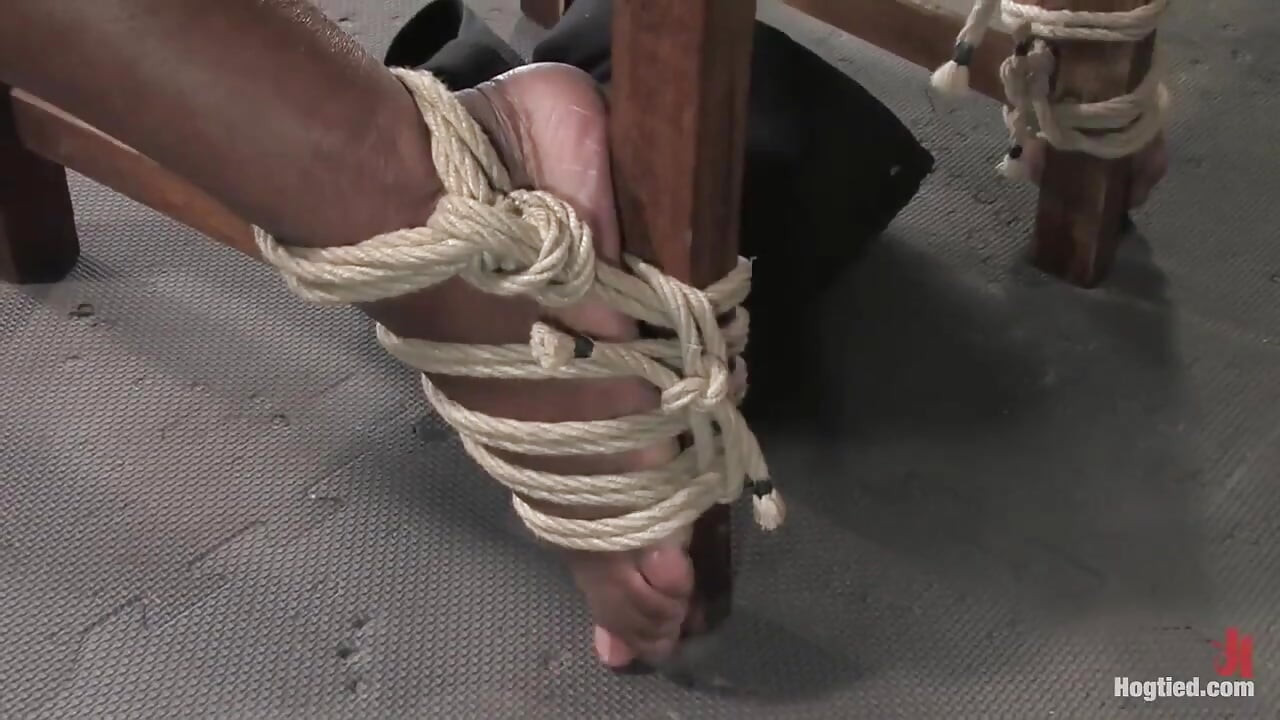 Hogtied karşılama seksi orta yaşlı seksi kadın Monique ilk sert esaret deneyimi için