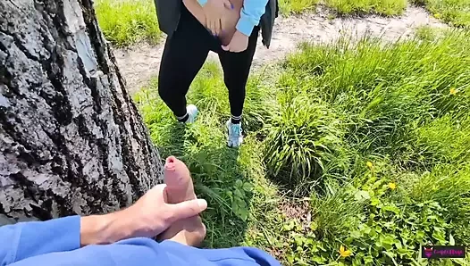 Kırsalda bir yabancıya sakso çekiyor