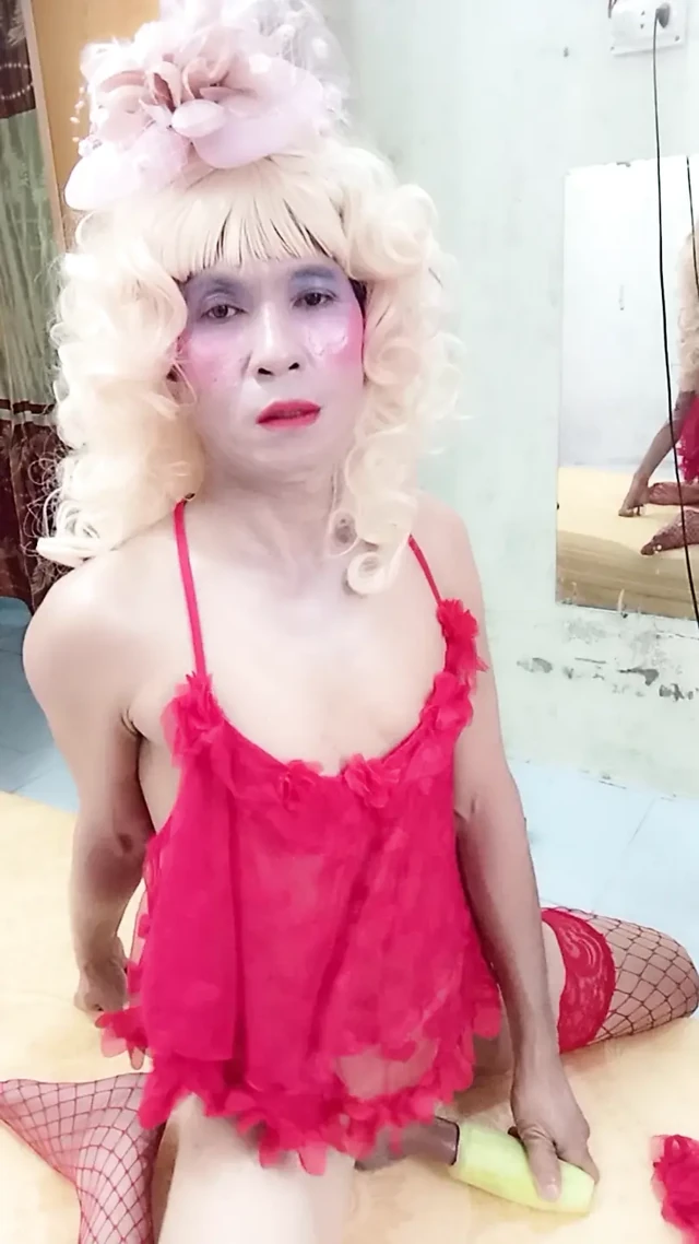 Oanh Le transgender çok mutlu numarası yapan sopalarla oynamak için ima edici kıyafetler giyiyor