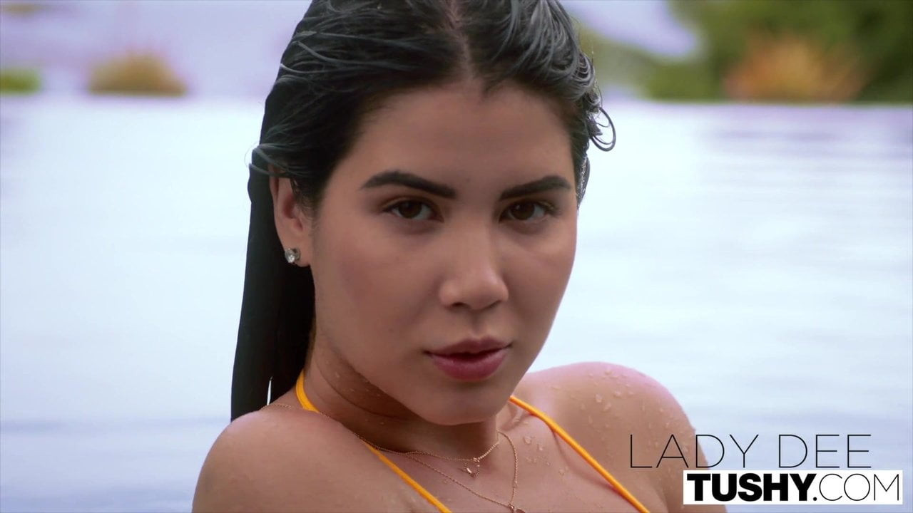 Tushy, tatilde analdan daha iyi bir şey var mı?